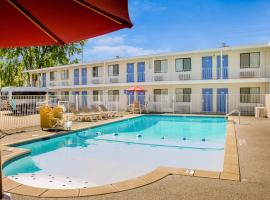 法夫塔克玛6号汽车旅馆，位于法夫的带泳池的酒店