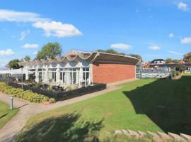 4 person holiday home on a holiday park in Faaborg，位于福堡的带泳池的酒店