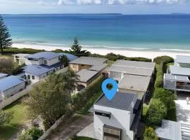 Azure Studio - Ocean Glimpses - 3 Mins Walk to Beach