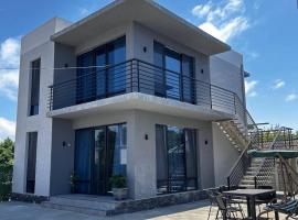 Riverside Cotagge，位于波季的带泳池的酒店