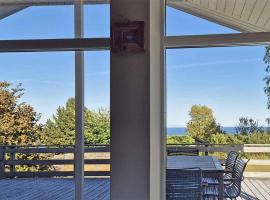 North Bornholm, Sea View, Sandy Beach And Rocks，位于Sandkås的酒店