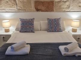 Hostel Menorca，位于休达德亚的带停车场的酒店