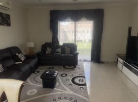 Luxury Melton House Room 1，位于梅尔顿的酒店