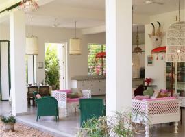 La Vie en Rose Auroville, Villa with Garden Pool，位于Kuilapayam的酒店
