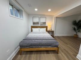North Barrie !A Stylish and Spacious Private Bedroom with Private Bathroom，位于巴里的酒店