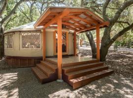 Cozy Romantic Yurt Rental in Woodlands near California Beach Town of Cayucos，位于卡幽卡思的酒店