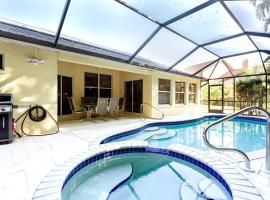 SERENE & ATTRACTIVE 3BR HEATED POOL/SPA HOME，位于埃斯特罗的酒店