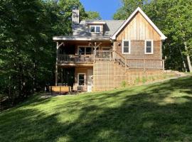 Tranquil Vacation Rental Nestled in the Shenandoah Mountains of Howardsville, Virginia，位于Howardsville的酒店