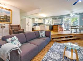 Countryside Cottage on 5 Acres! Easy Commute to DC，位于森特维尔的酒店