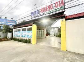 NH&Agrave; NGHỈ HO&Agrave;NG GIA - TT Lai Vung，位于Lai Vung的带停车场的酒店