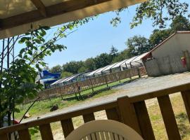 Bungalow "CONFORT" PUY duFOU 2CH-5pers，位于La Boissi&egrave;re-de-Montaigu的简易别墅