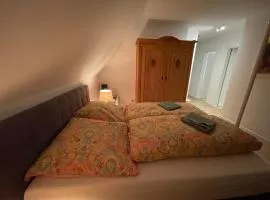 Zwei Zimmer, Küche, Badezimmer, Aufenthaltsraum