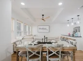 Lowcountry Landing! 3-story Townhouse in Old Town's Promenade