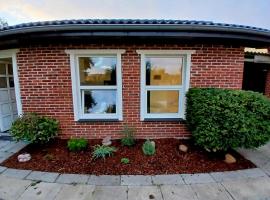 Small Cozy Cottage Near the Skjern River，位于察姆的乡村别墅