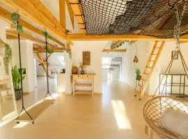 Aussergewöhnliche Loft Wohnung mit Hängenetzen und Schaukeln