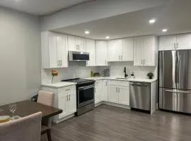 Cozy Family Friendly Suite Near Whyte, UofA, Kinsmen with Desks or Home-office and Full Kitchen