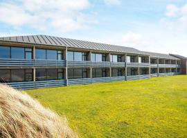 10 person holiday park home in Ulfborg，位于Vedersø Klit的酒店