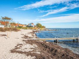 4 person holiday home on a holiday park in Hejls，位于海耶斯的酒店