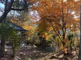 blue in green 飯田高原 cottage and cafe，位于饭田市的酒店