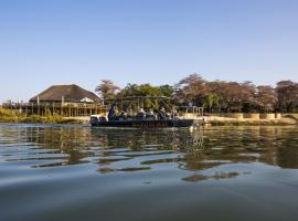 Gondwana Hakusembe River Lodge，位于龙杜的带泳池的酒店