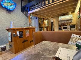 Great access to Yokota Air Base! 203 Tokyo Fussa American Log House，位于福生市的酒店