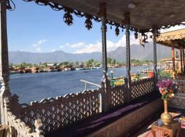 Mombay group of House boat premium，位于斯利那加的酒店
