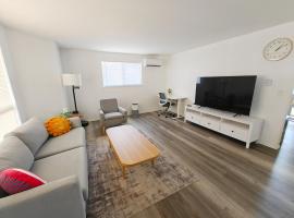 Cozy home, Walk to Lake, Food & Shops, EV Charger，位于Lake Stevens的酒店