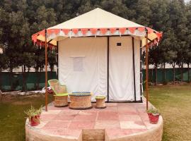 Kala Kutir Tent Stay near Taj Mahal King sized Bed，位于Tājganj的酒店