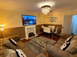 2 Bedroom Apartment - Sleeps 4 Free Parking Wifi