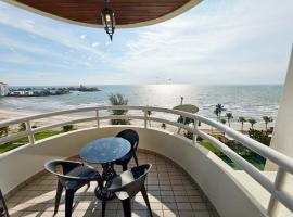 Luxury 3BR Seafront Apartment, Direct Beach Access, Pool, Family-Friendly，位于波德申的带泳池的酒店