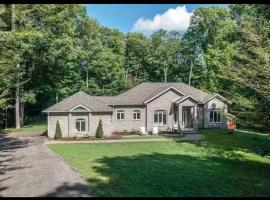 Family friendly place with pool and jacuzzi，位于Penetanguishene的酒店