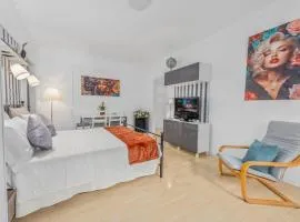 Lakeside Hideaway - Lakefront & Central