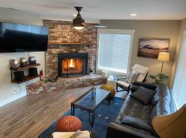 Mountain view, 5-bedroom home with sauna，位于橡树岭的酒店