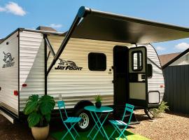 Cozy RV in Winter Park with Pool Hot tub Private Patio Fire pit，位于奥兰多的豪华帐篷营地