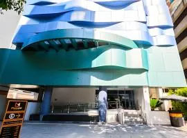 Stay Inn com Vista Mar Parcial, Piscina, opção de estacionamento na quadra da praia