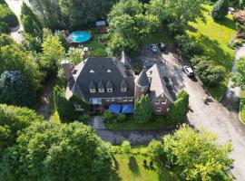 Chateau Murdock Gite，位于萨格奈的旅馆