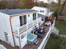 Waterfront Escape HotTub, Pets OK, Pool Table，位于丹尼斯的酒店