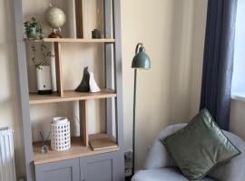 Meriden Apartment Retreat - Sleeps 7 - Near Nec，位于梅里登的酒店