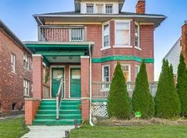Urban Retreat 1 Mi to Riverfront! Detroit Duplex