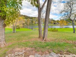 TroutFest: Anglers’ Retreat on White River w/ Deck，位于Cotter的酒店