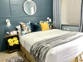 TOPAZ Classy, cozy condo near beaches & airport，位于克朗角的酒店