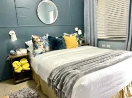 TOPAZ Classy, cozy condo near beaches & airport