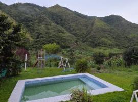 Caba&ntilde;a r&uacute;stica con encanto y luces c&aacute;lidas para noches inolvidables，位于Apuela的木屋