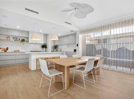 Coastal Luxe 4-Bed House in Madora Bay，位于Singleton的酒店