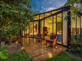 Romantic Mirror-Clad Tiny with Private Hot Tub，位于Pedro Ruiz Gallo的酒店