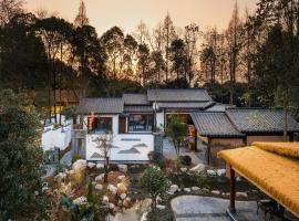 Chengdu Xiaoya Yard Hot Spring Hotel,is just a 20 minute drive from both the Sanxingdui Museum and the Chengdu Panda Base,Enjoy Soaking in natural hot springs,Traditional Chinese afternoon tea,Exquisite fruit platter，位于新都的酒店