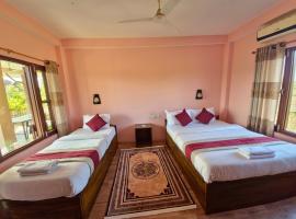 Hotel Tree Tops- A Serene Friendly Hotel in Sauraha，位于奇旺的酒店