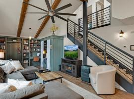 Your Second Home @ Country Club Stunning Views Family-Friendly Outdoor Bliss，位于弗拉格斯塔夫的酒店