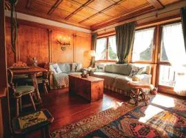 Cortina Wood Home - a short walk from the center