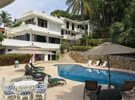 Villa Palmitas acogedor departamento nivel piscina gigante jardines，位于阿卡普尔科拉克夫拉达悬崖附近的酒店